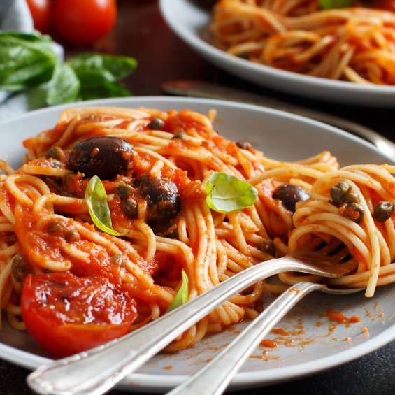 Pasta alla puttanesca, Napoli