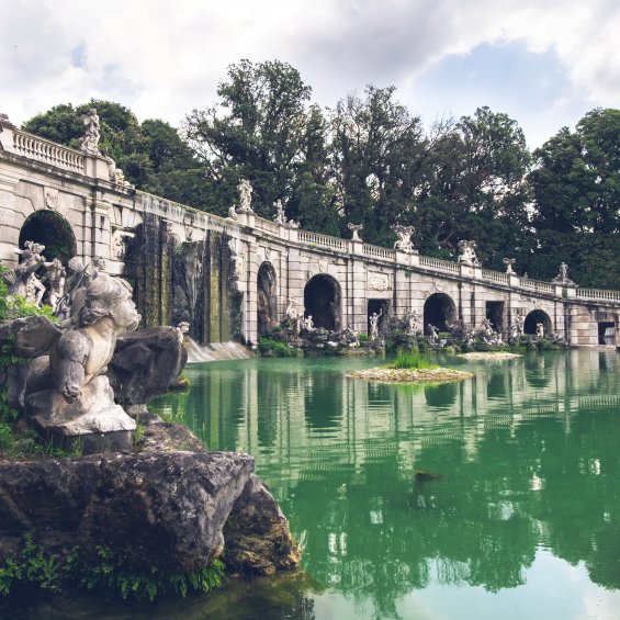 Fontana di Eolo nella Reggia di Caserta, Campania, Italia